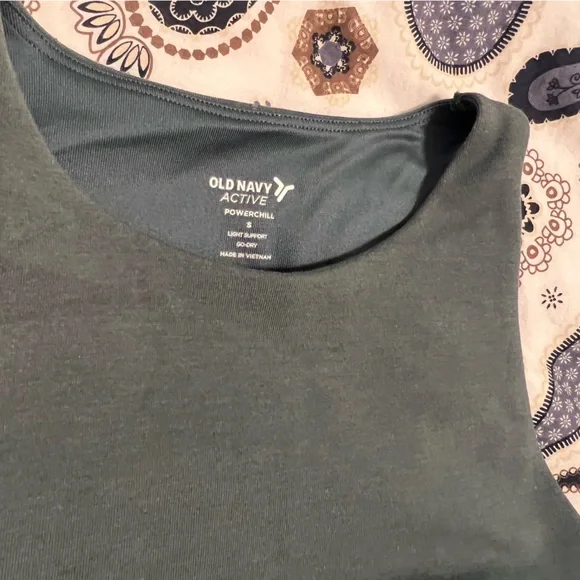 Matching Old Navy workout set size S. NWT green bike shorts, 2 longline bras - Picture 6 of 15